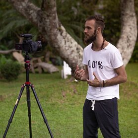 Você já é quem te levou até aqui. Agora, entenda que é o próprio mestre e se tire da mesmice pra viver uma vida épica; Isso não é arrogância.